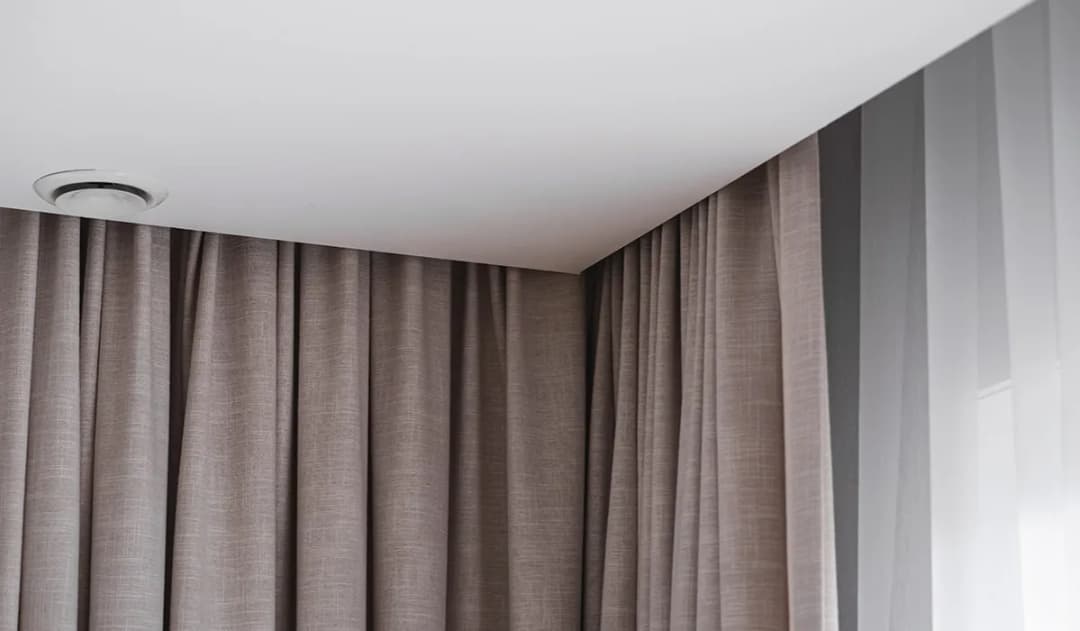 Jak powiesić firanki na haczyki, aby uniknąć nieestetycznych marszczeń