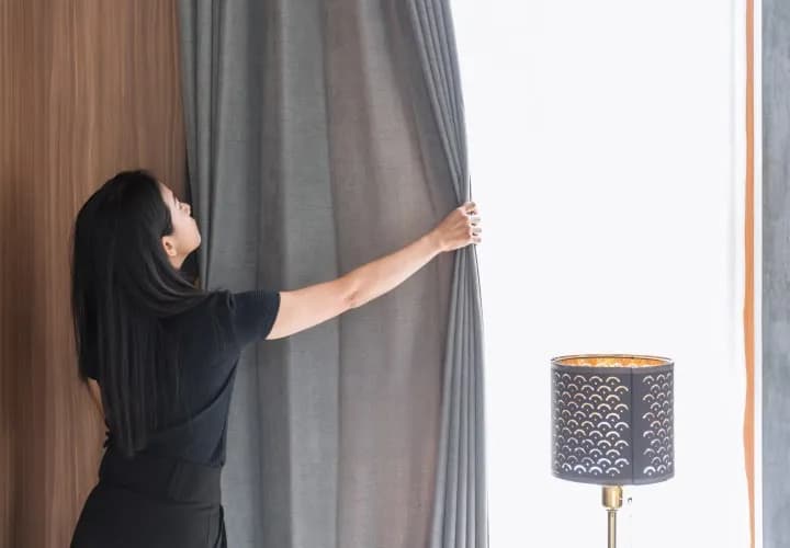 Jak wieszać zasłony na haczyki – proste błędy, których unikniesz