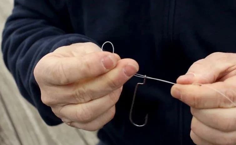 Jak założyć haczyk na wędkę: skuteczne metody, które działają