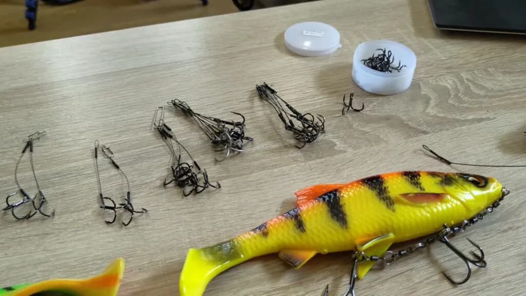 Jak założyć gumę na haczyk, aby uniknąć błędów i złowić więcej ryb